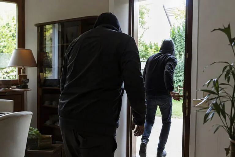 Ladri in azione in centro: assaltano 2 abitazioni in pieno giorno