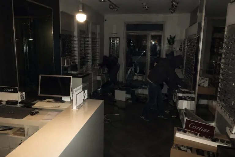 Raid in centro, ladri assaltano negozio di ottica