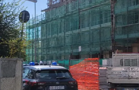 Operaio 62enne cade durante lavori di demolizione e muore