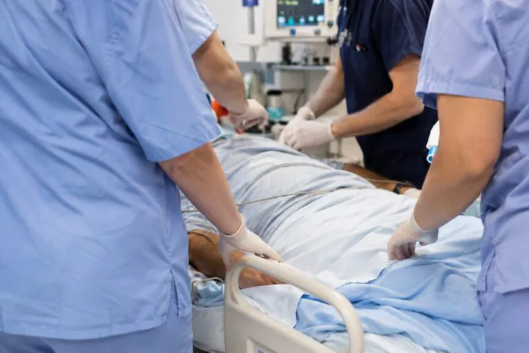 Imprenditore accusa forti dolori, medici scoprono grave infezione. Ricoverato d’urgenza