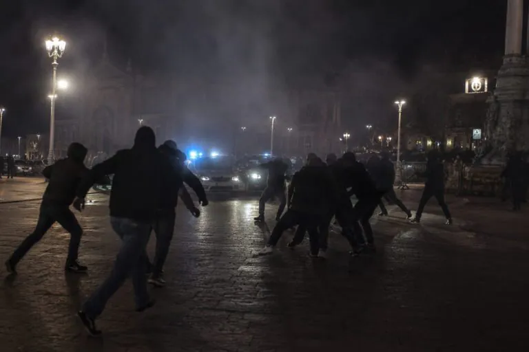 Aggredito dal branco, finisce in cella
