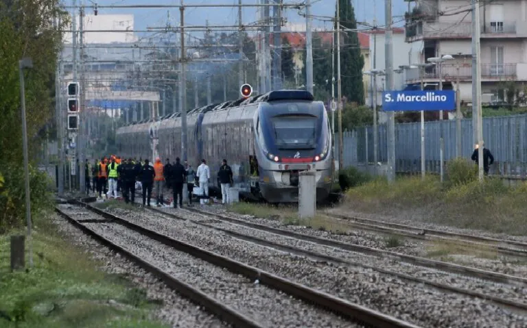 Muore travolto dal treno mentre il padre poliziotto va a prenderlo in stazione, due città sconvolte. Nome