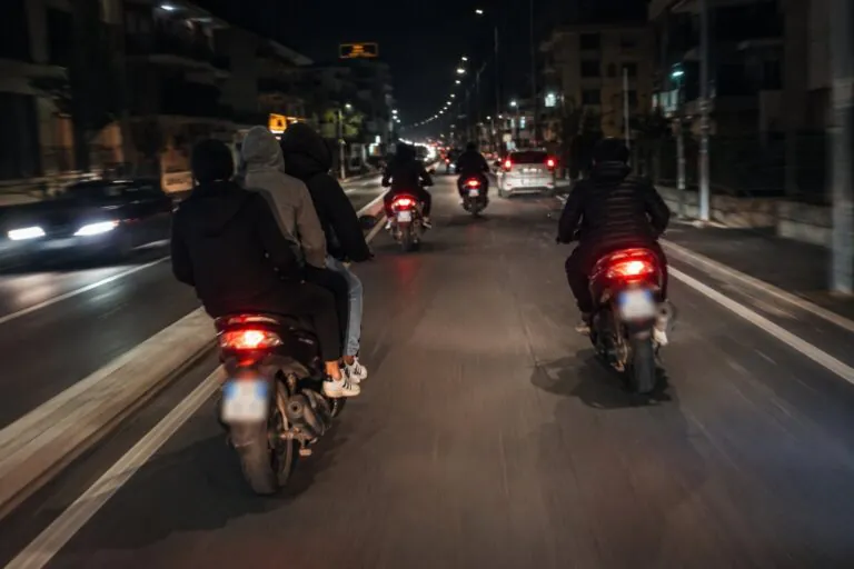 Scooter contromano durante gare clandestine, allarme in città