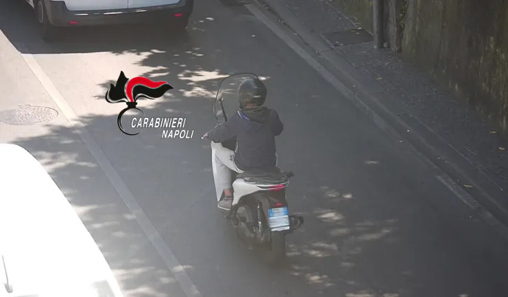 Se ne va in Costiera con lo scooter, fermato per 5 truffe lampo