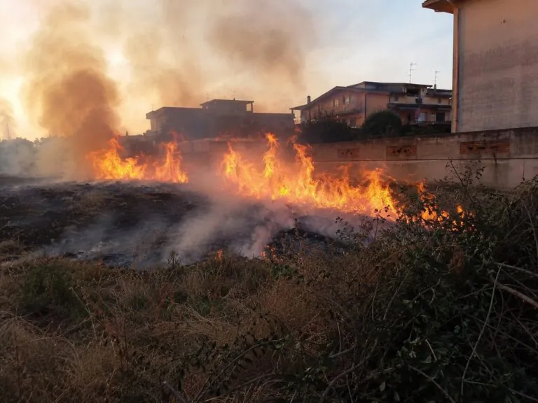 Incendio e fumo nei pressi delle abitazioni, disagi per i residenti