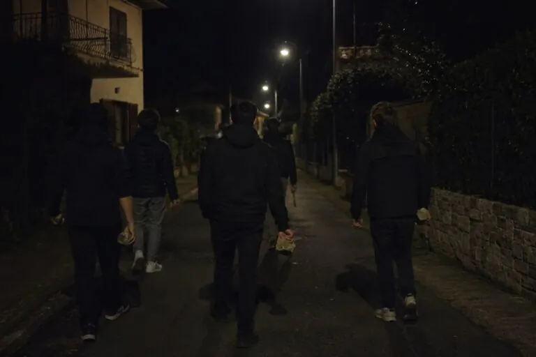 Urla, petardi e pietre contro abitazioni: residenti esasperati