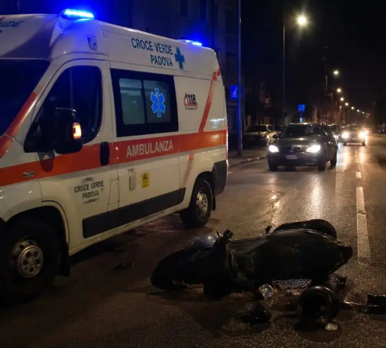 Si schianta con lo scooter, muore 25enne