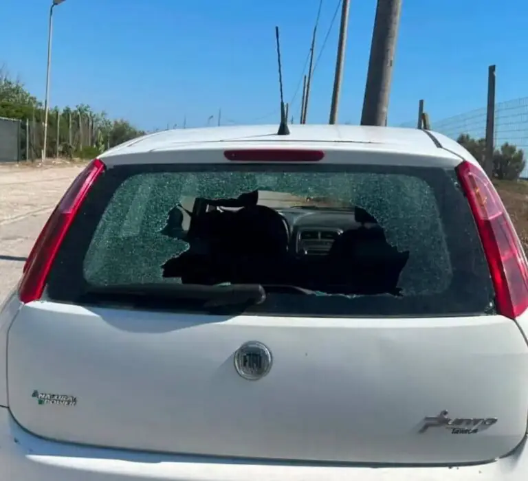Vanno al mare e i banditi assaltano le loro auto