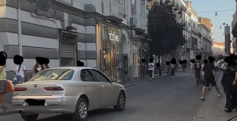 Contromano a folle velocità tra i pedoni, paura in strada