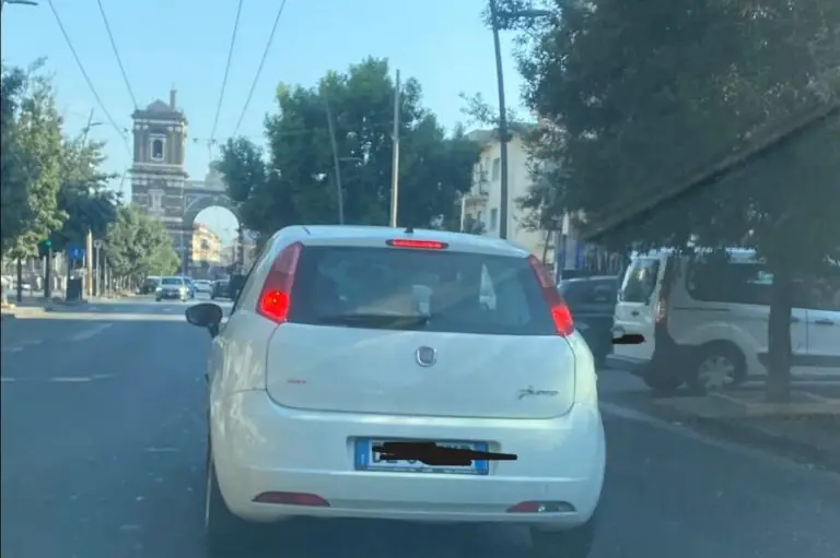 Sorprende i ladri in casa e li insegue per le strade cittadine