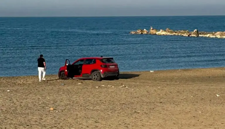 Con l’auto “irrompe” sulla spiaggia e resta intrappolato nella sabbia
