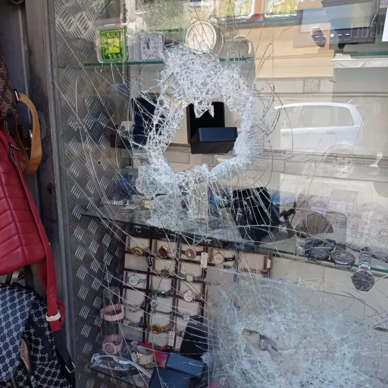 Ennesimo raid in centro: banditi sfondano vetrina del negozio