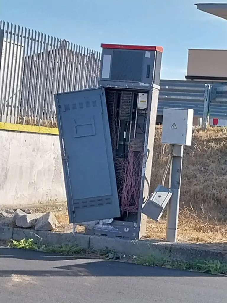 Vandali assaltano cabina elettrica, possibili disagi