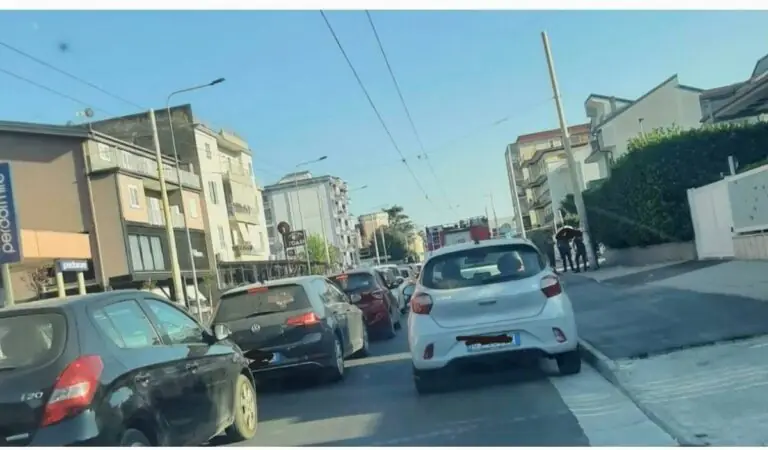 Cede cavo della linea filoviaria, traffico in tilt. Pompieri in azione