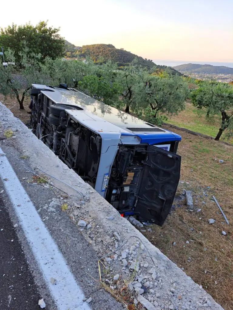Autobus sbanda e finisce nel dirupo, un morto e 2 feriti