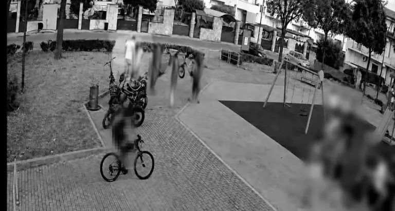 Vandalismo: giovani assaltano la piazza