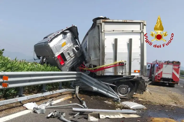 Tir sbanda e sfonda guardrail: il bilancio dell’incidente in autostrada. FOTO