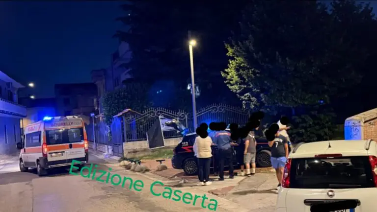 Gelosia tra giovanissimi, 16enne aggredito in piazza: intervengonoi carabinieri