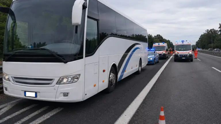 Pullman fuori controllo si schianta sull’A1 casertana: ci sono feriti