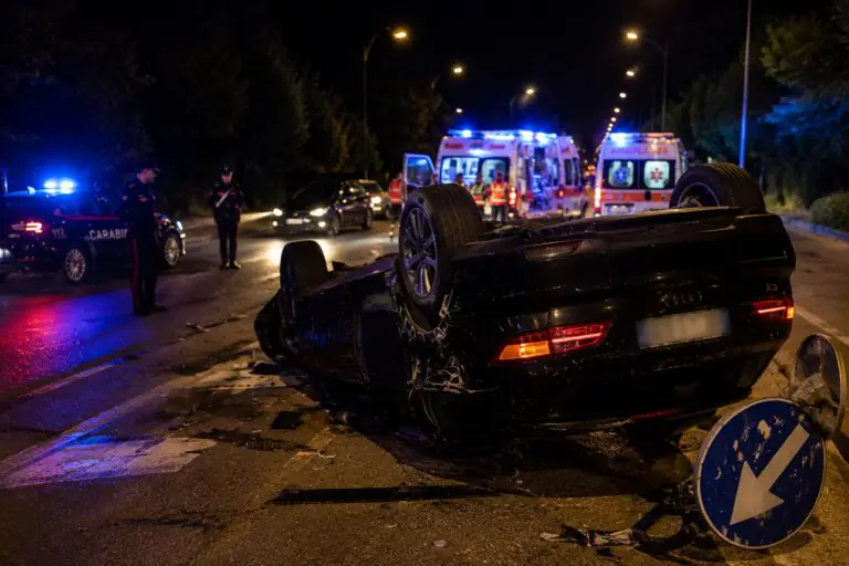 Audi con giovanissimi a borso si ribalta sulla strada principale: 4 feriti