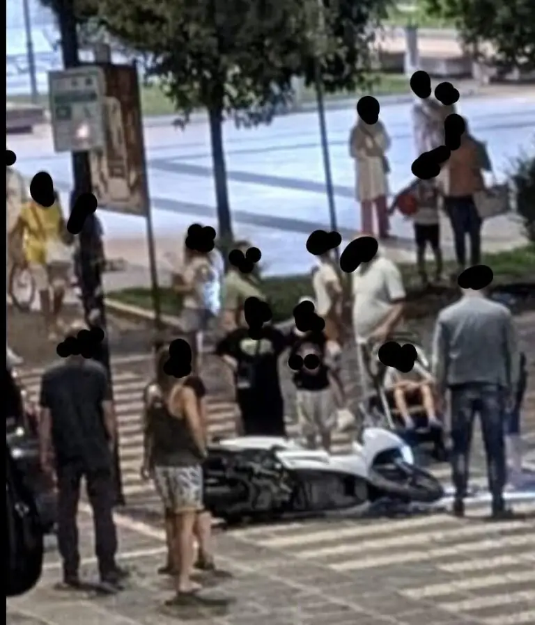 Incidente scooter-auto davanti al Comune in seconda serata