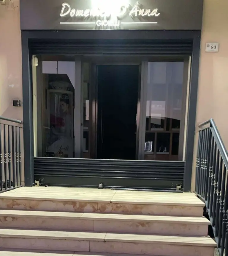 Città sotto assedio dei ladri: banda sposta le telecamere e assalta gioielleria