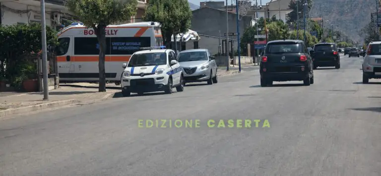 Auto e bici si scontrano in via Napoli, ferita una ragazza di 15 anni
