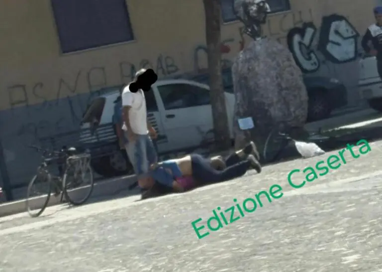 Si pestano nel cuore della piazza davanti a decine di persone