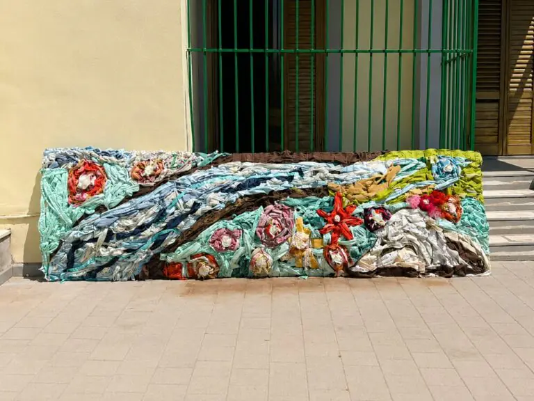 Arte, fede e riciclo: bambini realizzano un’opera dedicata alla Madonna del Carmelo