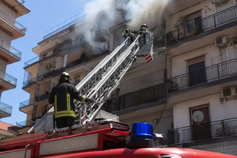 Appartamento a fuoco con persone bloccate dentro, piombano i pompieri