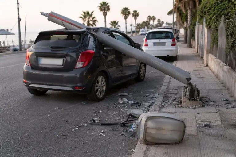 Palo cade su auto e colpisce ragazzina, portata in ospedale