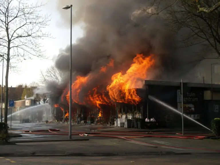 Negozio in fiamme all’improvviso, paura per i presenti