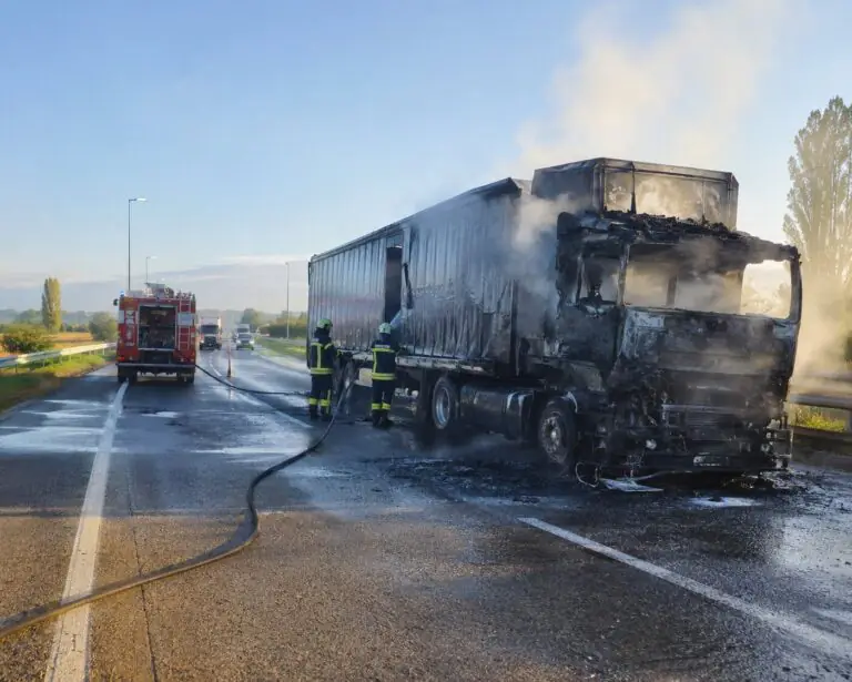 Camion a fuoco all’improvviso. Pompieri sul posto