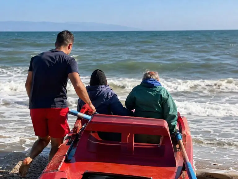 Rischiano di annegare, salvati in extremis