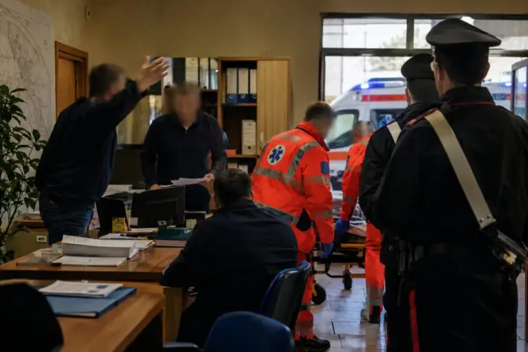 Tensione agli uffici comunali, si sente male durante discussione