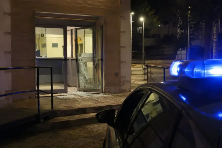 Raid nei pressi del Municipio, banda assalta le Poste