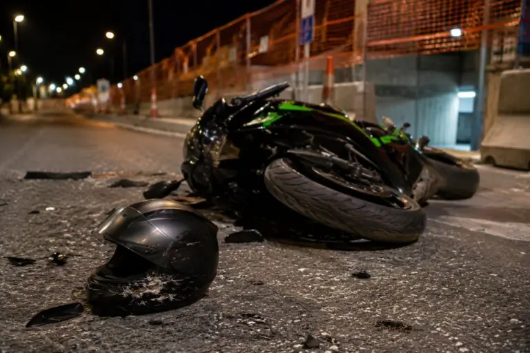 Si schianta a terra nei pressi del cantiere, centauro 27enne in ospedale