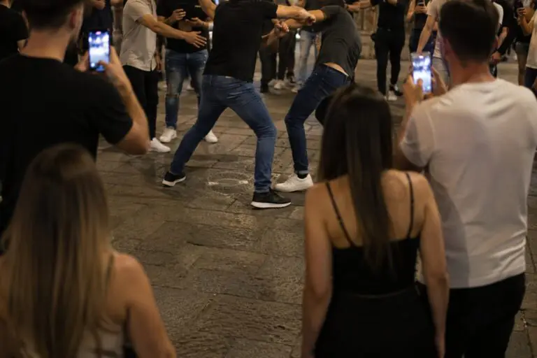 Scoppia rissa in centro, i presenti filmano e fanno il tifo