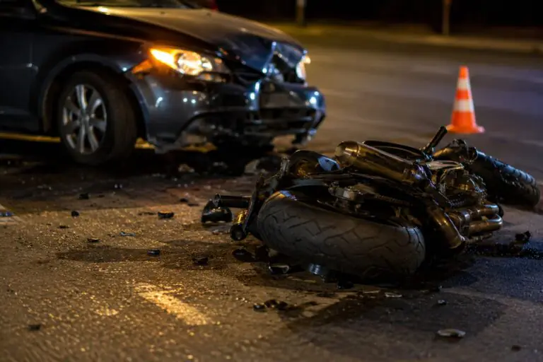 Violento scontro sulla Statale, centauro sbalzato dalla moto