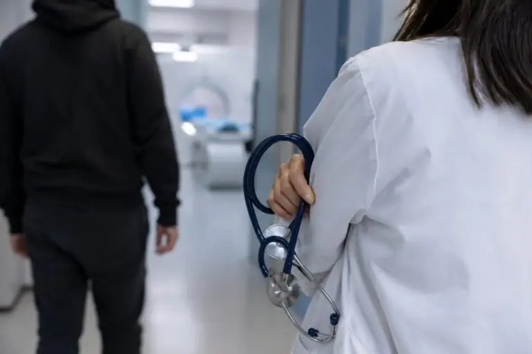 Aggredisce dottoressa e tenta di strangolarla: terrore in ospedale