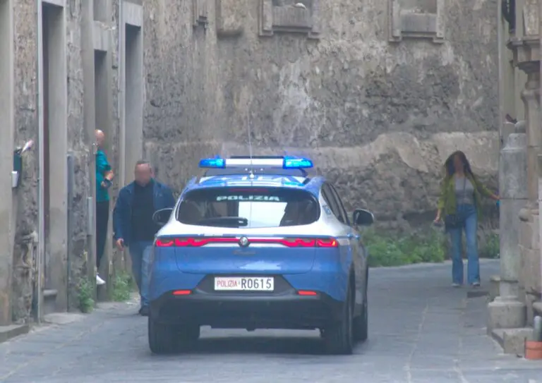 Carenze igieniche e cibo, polizia chiude un locale
