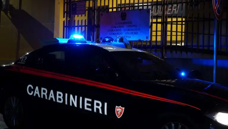 Cerca di uccidere il padre a coltellate e aggredisce madre e fratello, piombano i carabinieri