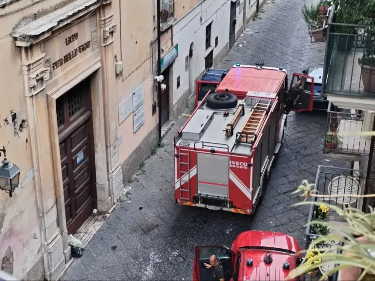 Auto in divieto di sosta, vigili del fuoco restano bloccati
