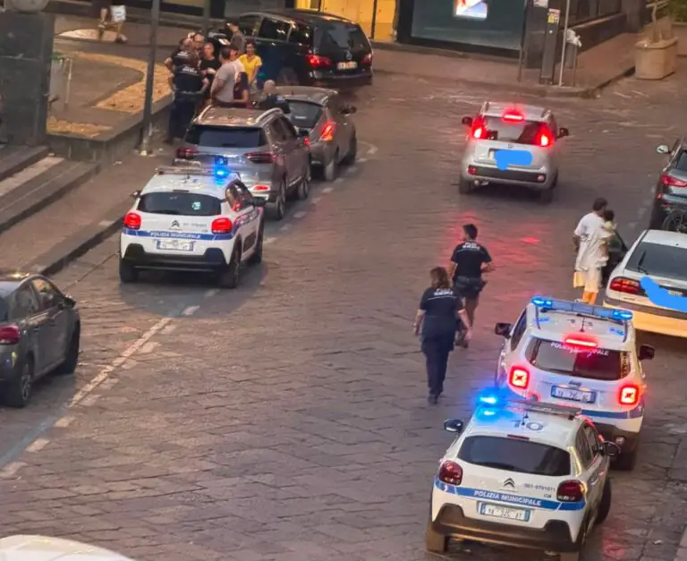 Rissa in piazza, piombano gli agenti. Foto