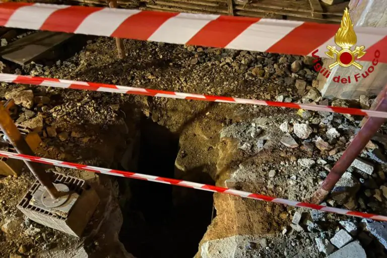 Resta incastrato in un tombino per 7 ore