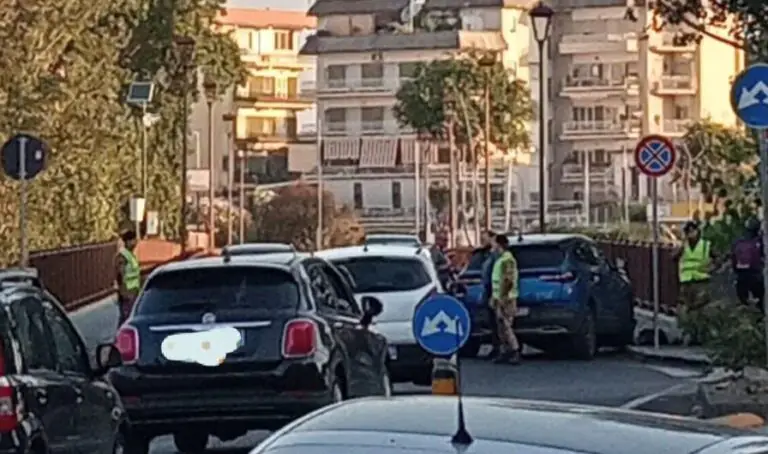 Prova a evitare un’auto e si schianta, drammatico incidente sul Ponte