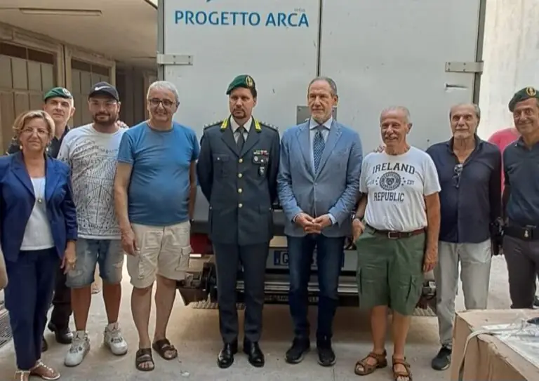 Abiti e scarpe confiscati alla contraffazione donati ai bisognosi
