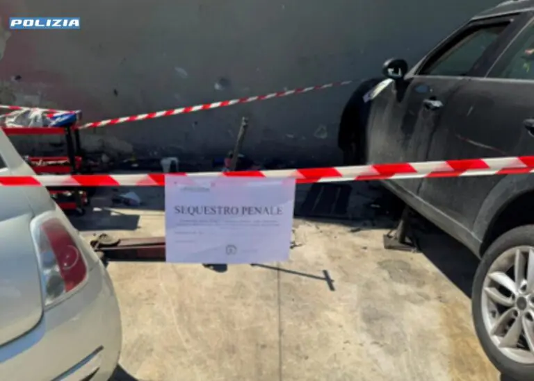 Scoperta officina abusiva in un cortile, meccanico nei guai