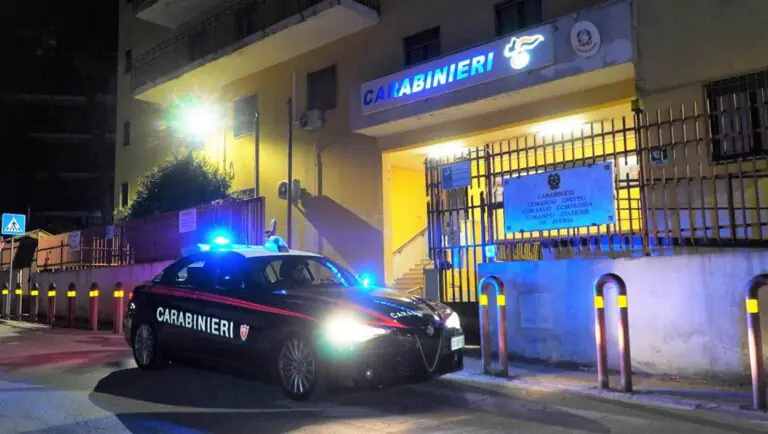 Fugge all’alt e si schianta contro gazzella dell’Arma: tolti droga e scooter