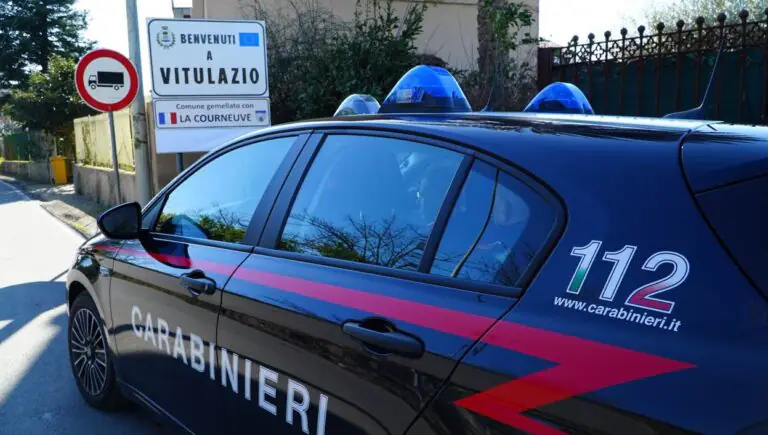 Assalto al trattore in azienda: due presi, caccia al terzo